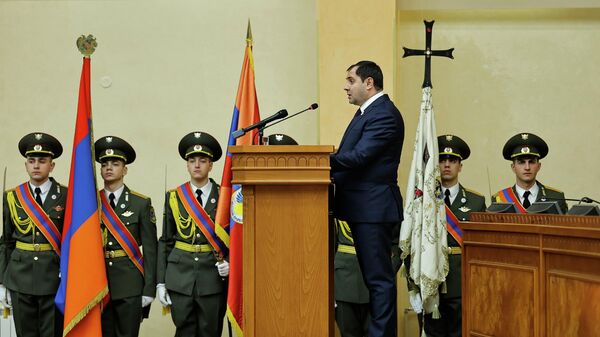 По случаю 34-й годовщины образования Вооруженных сил РА премьер-министр Никол Пашинян и министр обороны Сурен Папикян приняли участие в торжественном заседании (28 января 2026). Еревaн - Sputnik Армения