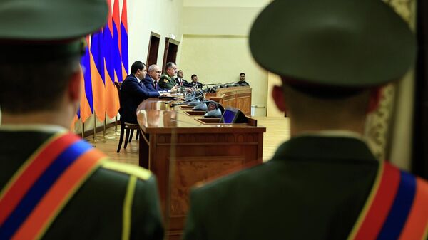 По случаю 34-й годовщины образования Вооруженных сил РА премьер-министр Никол Пашинян и министр обороны Сурен Папикян приняли участие в торжественном заседании (28 января 2026). Еревaн - Sputnik Армения