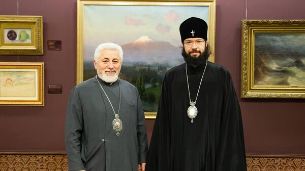 Председатель Отдела внешних церковных связей Московского Патриархата митрополит Волоколамский Антоний посетил храмовый комплекс Армянской Апостольской Церкви и встретился с главой Российской и Ново-Нахичеванской епархии архиепископом Езрасом (28 января 2026). Москва - Sputnik Армения