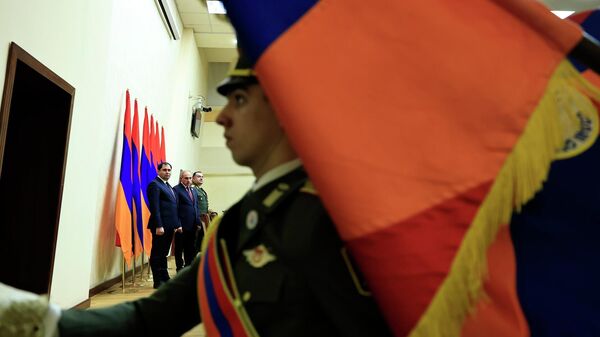 По случаю 34-й годовщины образования Вооруженных сил РА премьер-министр Никол Пашинян и министр обороны Сурен Папикян приняли участие в торжественном заседании (28 января 2026). Еревaн - Sputnik Армения