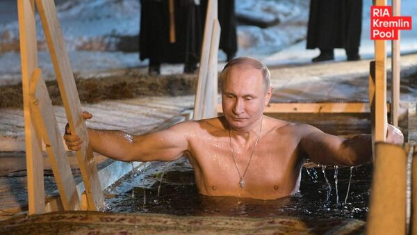 Владимир Путин традиционно окунулся в купель на Крещение - Sputnik Армения