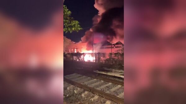 Мощный взрыв прогремел на фабрике в районе Сан-Фернандо в Буэнос-Айресе, начался пожар, охвативший дома вокруг - Sputnik Армения