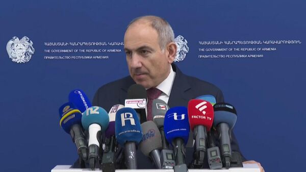 Премьер-министр Никол Пашинян проводит брифинг после заседания правительства (29 января 2026). Еревaн - Sputnik Армения