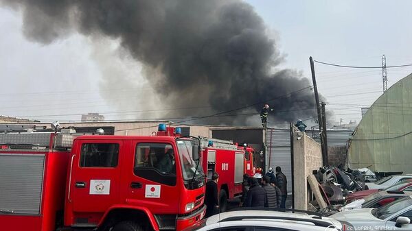 Пожар на территории цеха по производству салфеток (29 января 2026). Еревaн - Sputnik Армения
