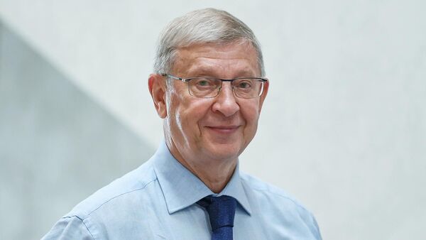 Предприниматель Владимир Евтушенков во время посещения президентом РФ государственного морского технического университета (27 июля 2025). Санкт-Петербург - Sputnik Армения