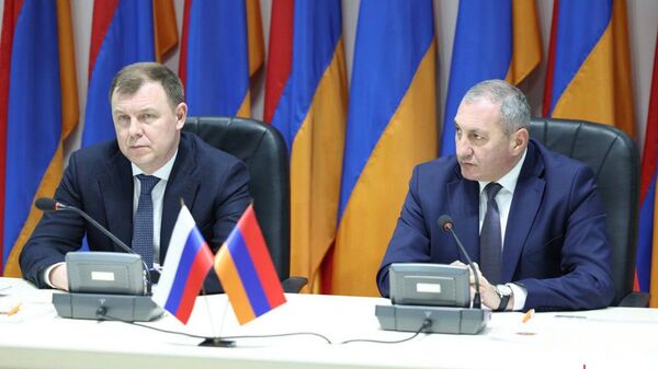 Директор Службы спасения МВД Арам Казарян принял делегацию во главе с заместителем министра гражданской обороны, чрезвычайных ситуаций и ликвидации последствий стихийных бедствий РФ Вячеславом Бутко (29 января 2026). Еревaн - Sputnik Армения