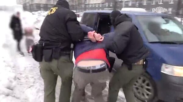 ФСБ опубликовало кадры задержания агента спецслужб Украины, планировавшего покушение на военного в Санкт-Петербурге - Sputnik Армения