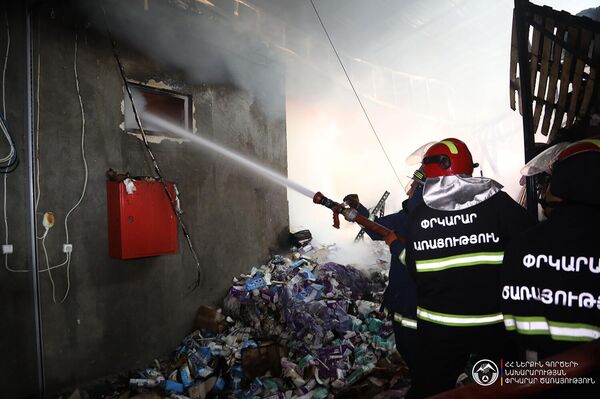 Հրշեջները մարում են Շերամի փողոցում բռնկված հրդեհը - Sputnik Արմենիա