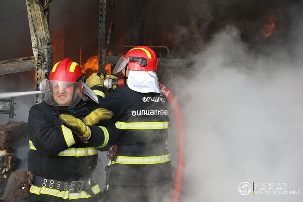 Հրշեջները մարում են Շերամի փողոցում բռնկված հրդեհը - Sputnik Արմենիա