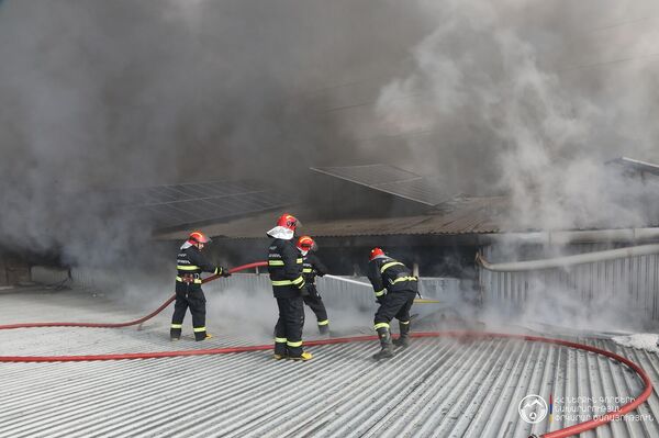 Հրշեջները մարում են Շերամի փողոցում բռնկված հրդեհը - Sputnik Արմենիա