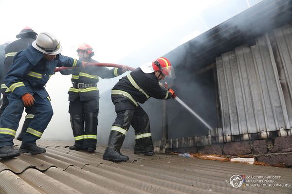 Հրշեջները մարում են Շերամի փողոցում բռնկված հրդեհը - Sputnik Արմենիա