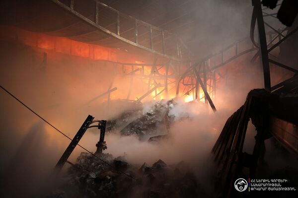 Երևան քաղաքի Շերամի փողոցում բռնկված հրդեհը - Sputnik Արմենիա