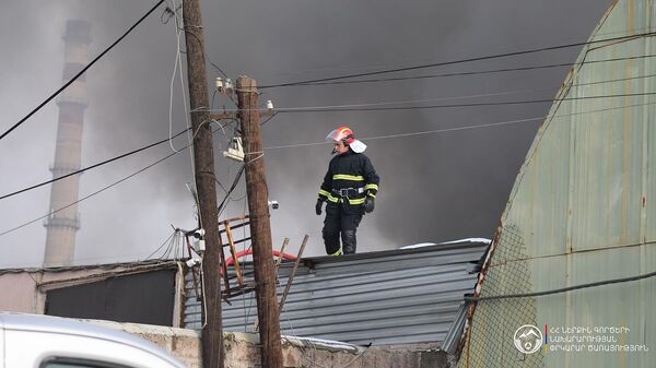 Երևան քաղաքի Շերամի փողոցում բռնկված հրդեհը  - Sputnik Արմենիա