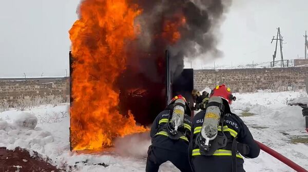Тушение пожаров и эвакуация раненых: спасатели Армении и РФ провели учения - Sputnik Армения