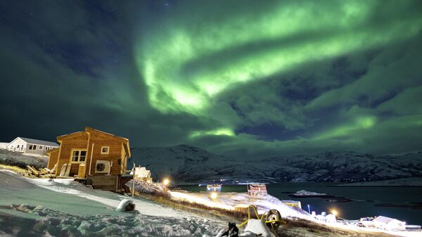 Северное сияние освещает небо над домами в Каписиллите, Гренландия - Sputnik Армения