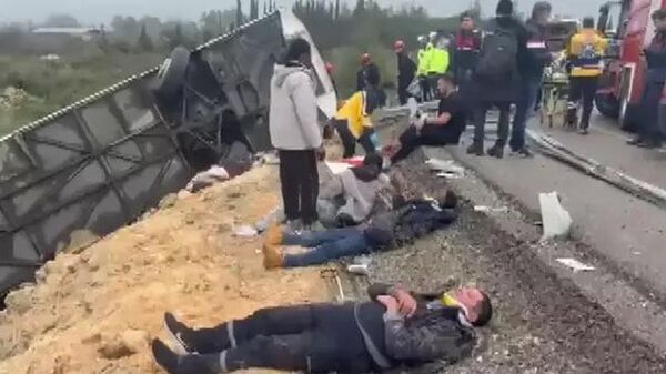Пострадавшие в ДТП с перевернувшимся автобусом в Анталье (1 февраля 2026). Турция - Sputnik Армения