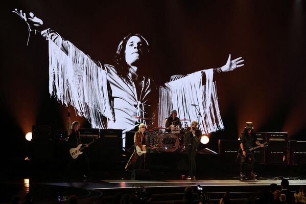 Երաժիշտներ Սլեշը, Ալեքս Ուոթը և Փոստ Մելոնը Օզի Օսբորնի հիշատակին նվիրված երգ են կատարում - Sputnik Արմենիա