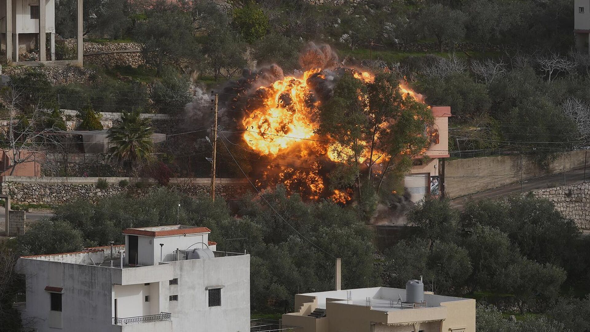 Взрыв от израильского авиаудара в деревне Айн-Кана (2 февраля 2026). Ливан - Sputnik Армения, 1920, 02.02.2026