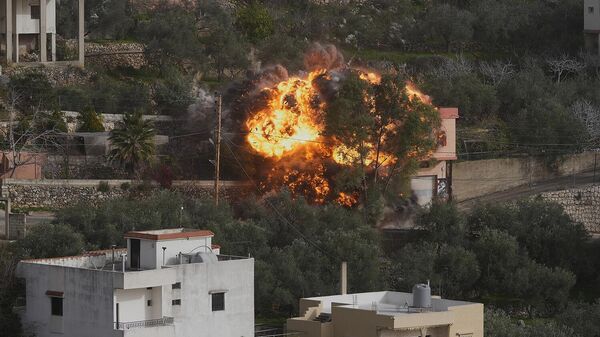 Взрыв от израильского авиаудара в деревне Айн-Кана (2 февраля 2026). Ливан - Sputnik Армения