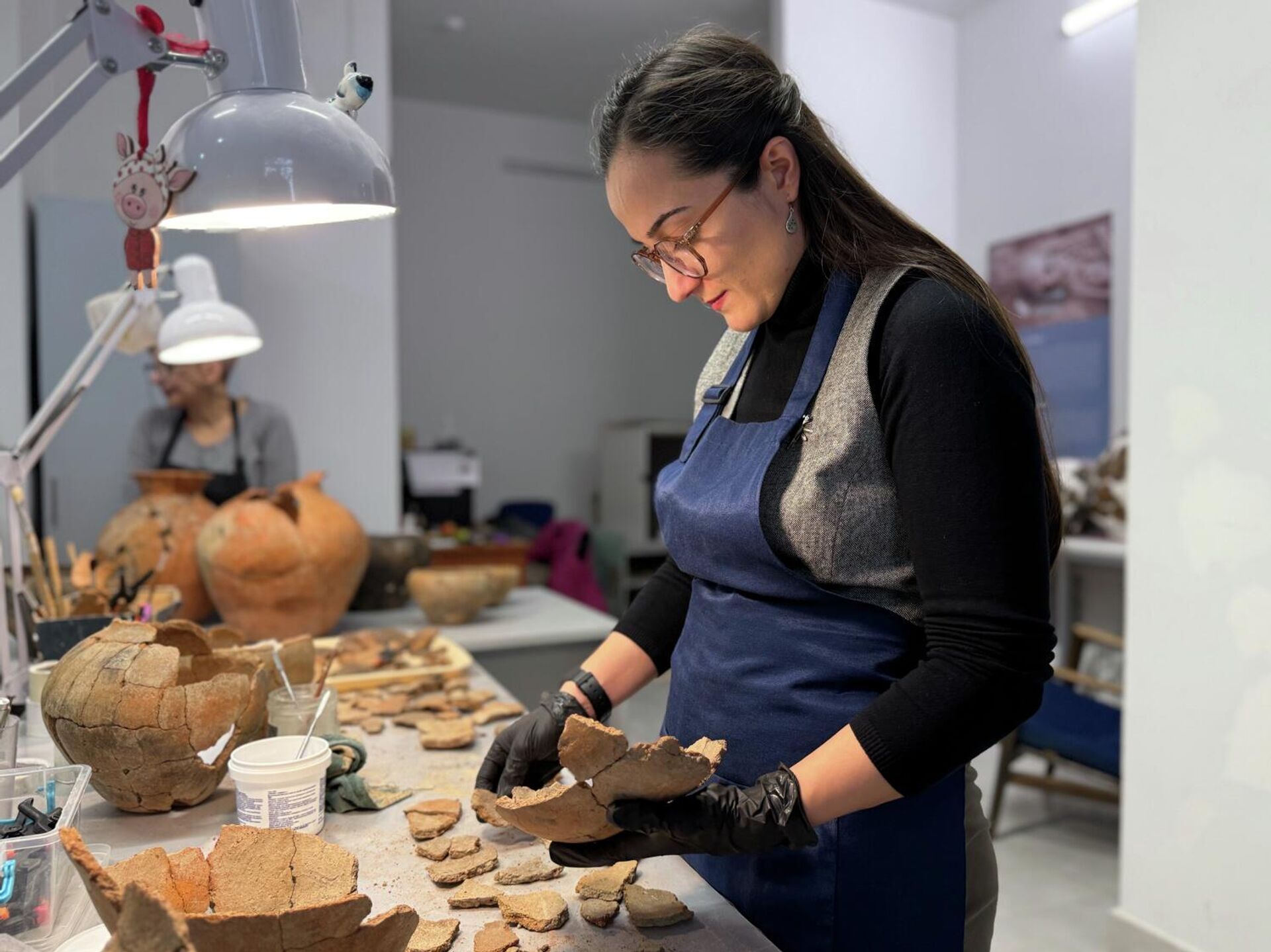 Реставратор Астхик Симонян за реставрацией находок из случайно вскрытой гробницы в Берде. - Sputnik Արմենիա, 1920, 06.02.2026