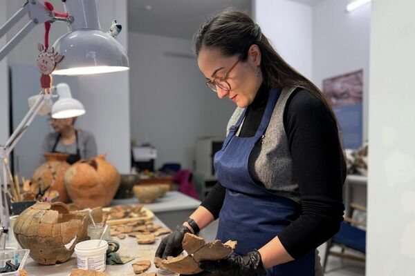 Реставратор Астхик Симонян за реставрацией находок из случайно вскрытой гробницы в Берде. - Sputnik Армения