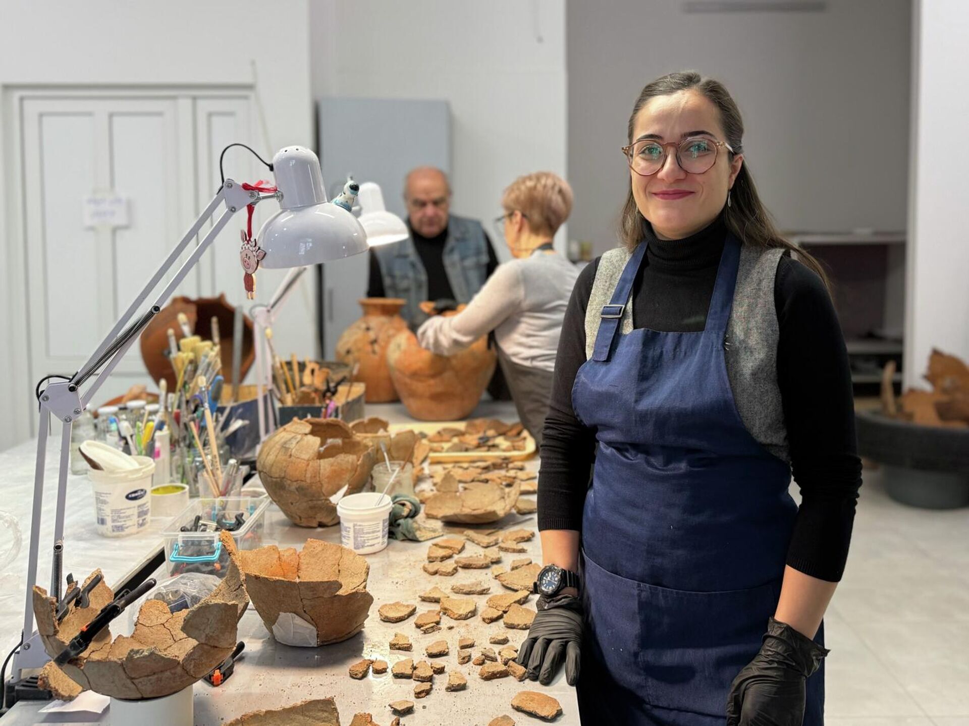 Реставратор Астхик Симонян за реставрацией находок из случайно вскрытой гробницы в Берде. - Sputnik Армения, 1920, 06.02.2026