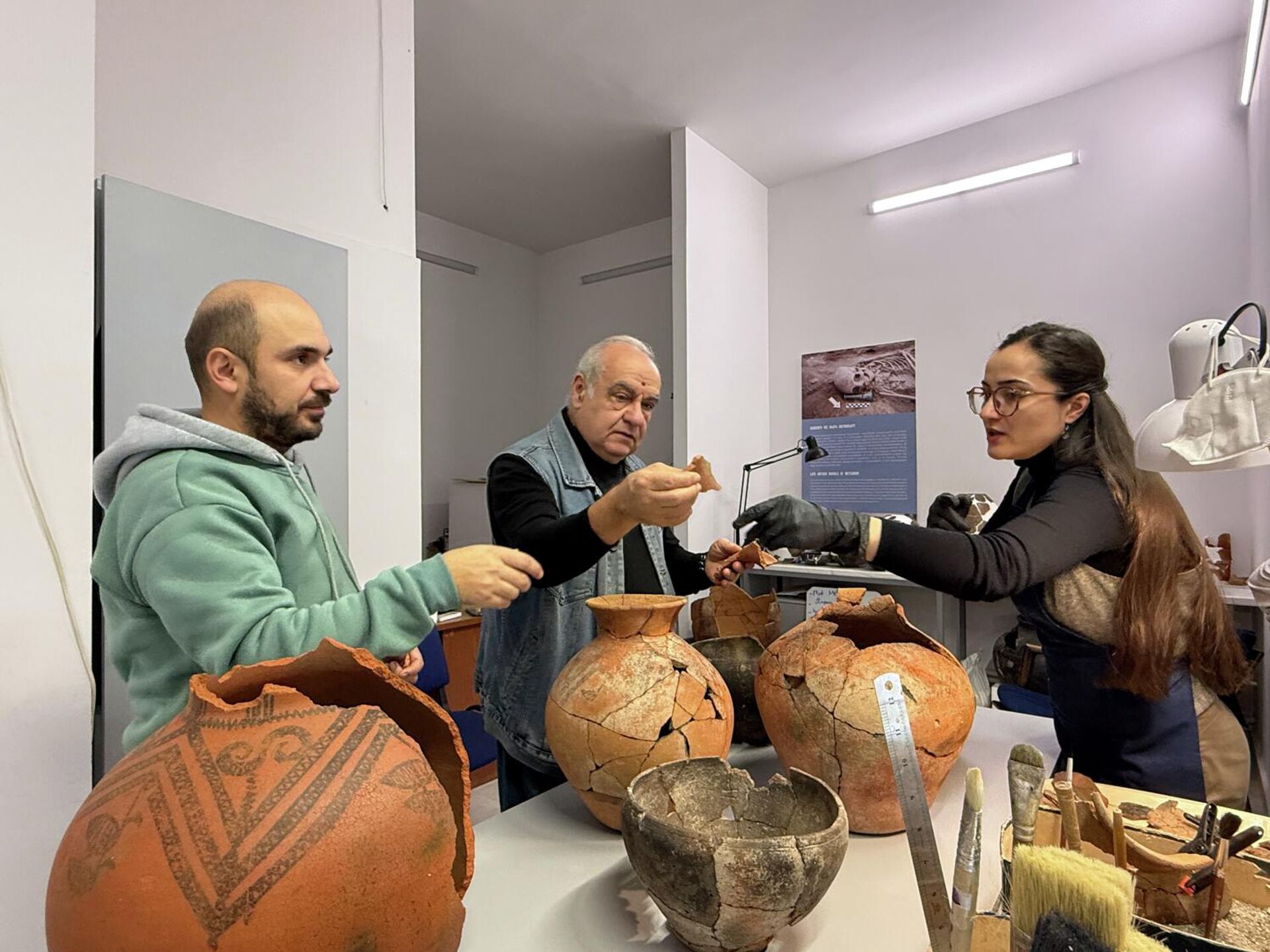 Сотрудники Службы охраны памятников занимаются реставрацией находок из случайно вскрытой гробницы в Берде. - Sputnik Армения, 1920, 06.02.2026