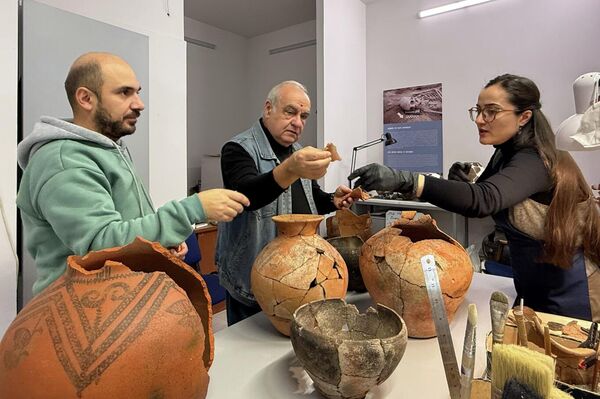 Մասնագետները վերականգնում են հայտնաբերված խեցանոթները - Sputnik Արմենիա