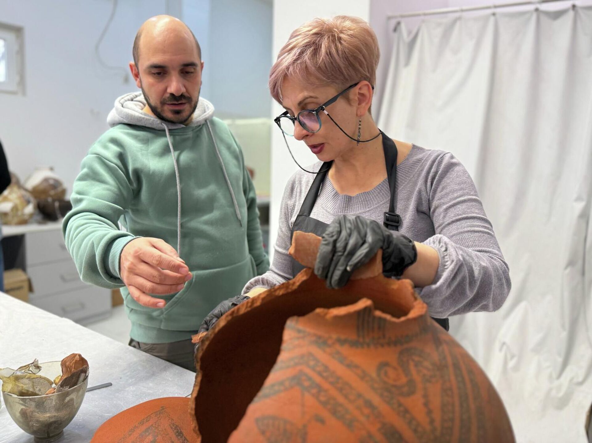 Сотрудники Службы охраны памятников занимаются реставрацией находок из случайно вскрытой гробницы в Берде. - Sputnik Армения, 1920, 06.02.2026