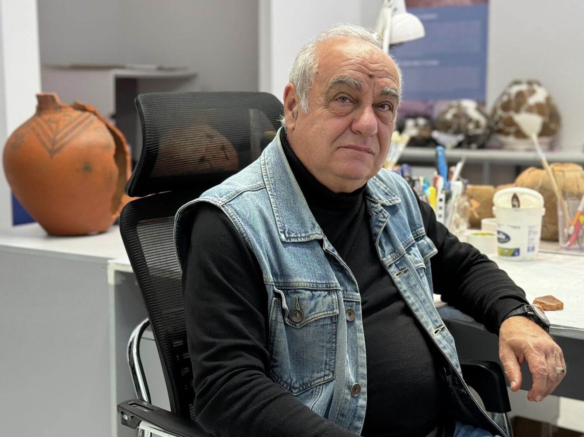 Археолог Ашот Пилипосян за реставрацией находок из случайно вскрытой гробницы в Берде. - Sputnik Արմենիա, 1920, 06.02.2026