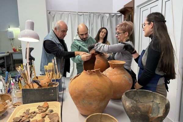 Մասնագետները վերականգնում են հայտնաբերված խեցանոթները - Sputnik Արմենիա