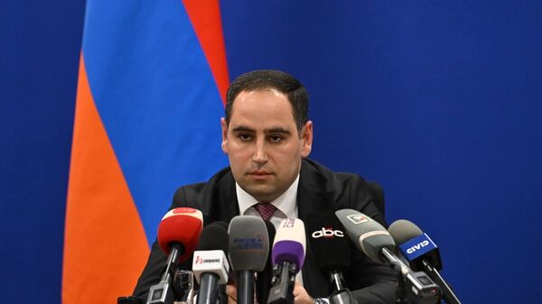 Министр территориального управления и инфраструктур Давид Худатян во время пресс-конференции (3 февраля 2026). Еревaн Министр территориального управления и инфраструктур Давид Худатян во время пресс-конференции (3 февраля 2026). Еревaн - Sputnik Армения