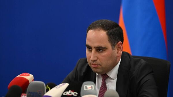 Министр территориального управления и инфраструктур Давид Худатян во время пресс-конференции (3 февраля 2026). Еревaн - Sputnik Армения