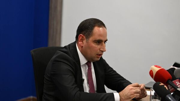 Министр территориального управления и инфраструктур Давид Худатян во время пресс-конференции (3 февраля 2026). Еревaн - Sputnik Армения