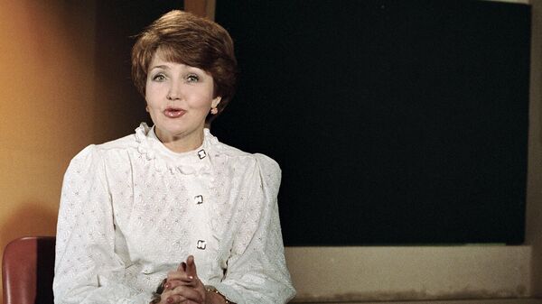 Диктор Центрального телевидения Светлана Жильцова ведет по учебной программе уроки английского языка (23 июня 1988). Москвa - Sputnik Армения