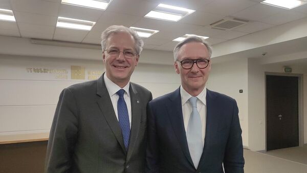 Председатель управляющего совета финансового концерна GRAWE Group Клаус Шайтегель (слева) и управляющий директор инвестиционной компании C–Quadrat Андреас Виммер - Sputnik Армения