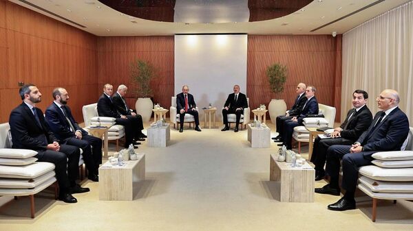 Встреча премьер-министра Никола Пашиняна и президента Азербайджана Ильхама Алиева (4 февраля 2026). Абу-Даби - Sputnik Армения