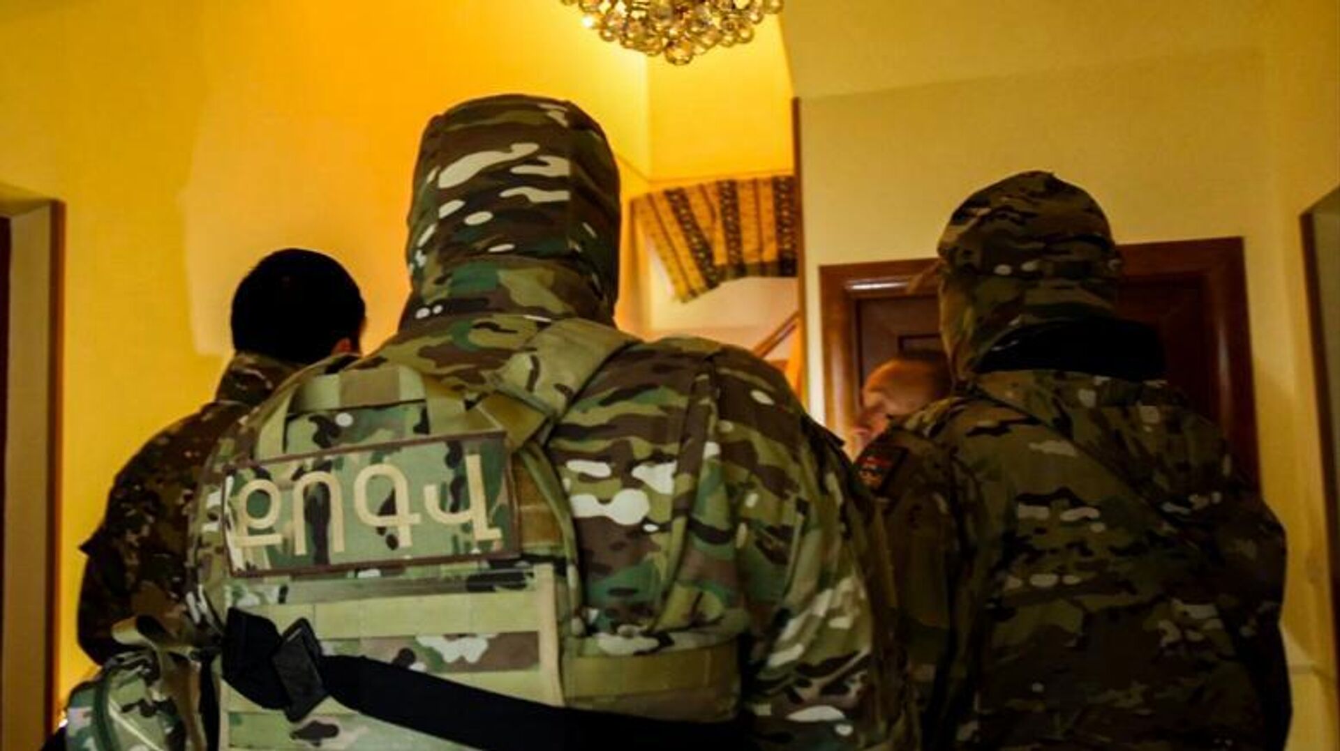 Сотрудники Главного управления уголовной полиции МВД обезвредили преступную группировку, которая приобретала незаконное оружие и боеприпасы, готовила убийства, совершала грабежи и кражи со взломом - Sputnik Արմենիա, 1920, 04.02.2026