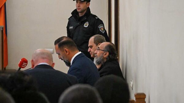 Предводитель Ширакской епархии архиепископ Микаэл Аджапахян во время судебного заседания (4 февраля 2026). Еревaн - Sputnik Армения