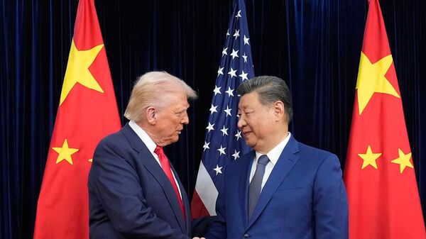 Президент США Дональд Трамп и председатель КНР Си Цзиньпин пожимают друг другу руки перед встречей в международном аэропорту Кимхэ (30 октября 2025). Пусан - Sputnik Армения