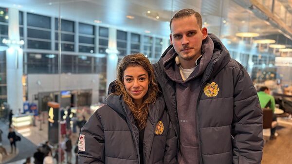 Фигуристы сборной Армении Карина Акопова и Никита Рахманин в аэропорту Звартноц перед поездкой на Олимпиаду в Милан - Sputnik Армения