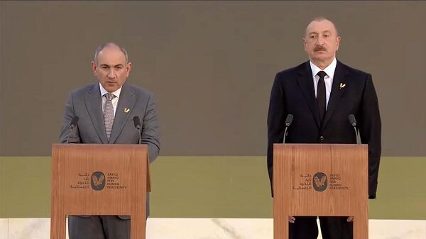 Премьер-министр Никол Пашинян и президент Азербайджана Ильхам Алиев во время получения премии Zayed за человеческое братство (4 февраля 2026). Абу-Даби - Sputnik Армения