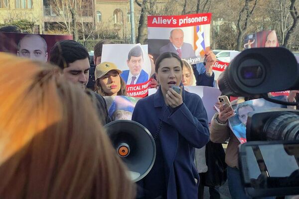Акция в защиту всех политзаключенных и армянских пленных, содержащихся в бакинской тюрьме (5 февраля 2026). Еревaн - Sputnik Армения