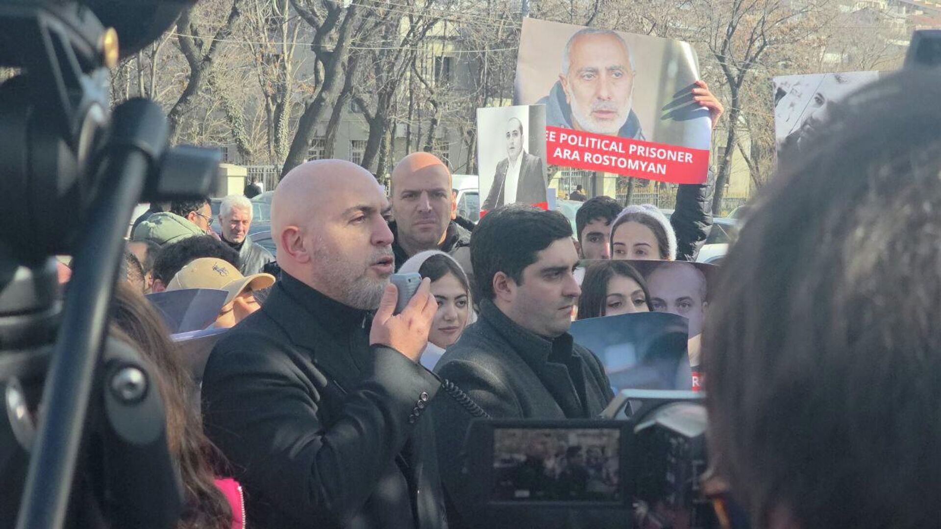 Армен Ашотян во время акции в защиту всех политзаключенных и армянских пленных, содержащихся в бакинской тюрьме (5 февраля 2026). Еревaн - Sputnik Армения, 1920, 05.02.2026