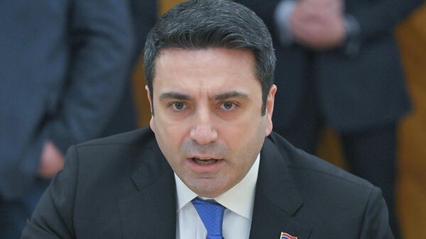 Спикер парламента Ален Симонян во время встречи с министром иностранных дел РФ Сергеем Лавровым (5 февраля 2026). Москва  - Sputnik Армения