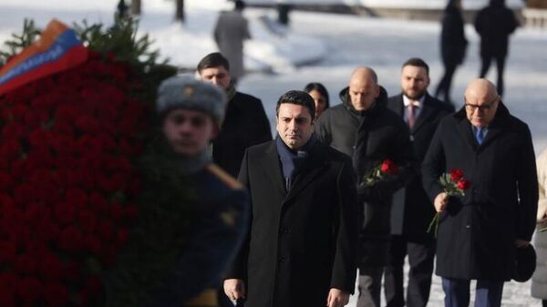 Председатель НС Ален Симонян посетил памятник Неизвестному солдату и возложил цветы к вечному огню (5 февраля 2026). Москва - Sputnik Армения