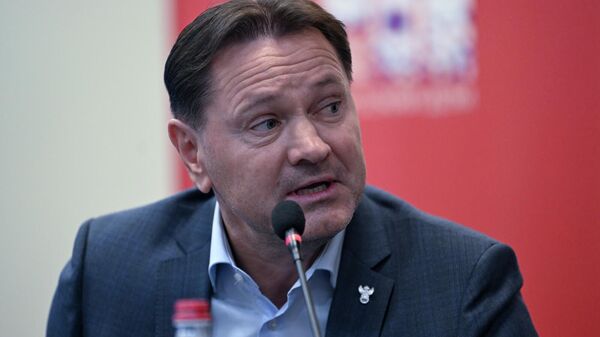 Дмитрий Аленичев на пресс-конференции делегации Российского футбольного союза и Российской Премьер-лиги (5 февраля 2026). Еревaн - Sputnik Армения