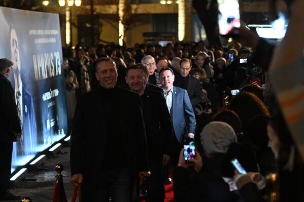 На переднем плане Роман Березовский, знаменитый вратарь сборной Армении  по футболу. За ним — легендарный футболист, главный тренер "Спартака" Дмитрий Аленичев, а также члены Российского футбольного союза. - Sputnik Армения