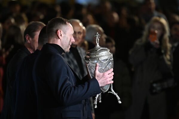 Роман Березовский держит Кубок СССР, на котором дважды (за 1973 и 1975 годы) выгравировано имя ереванского "Арарата" - Sputnik Армения