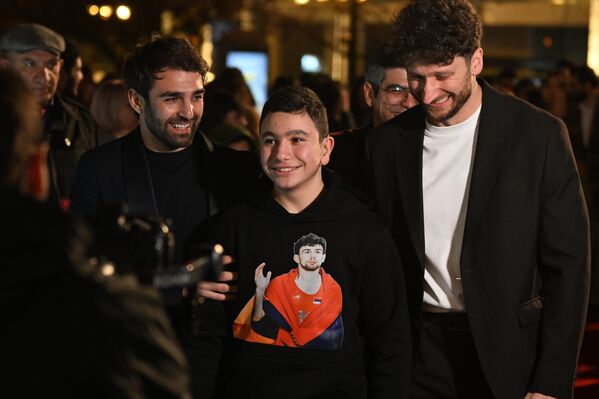 Футболисты Давид Мадоян и Айк Фристайл с одним из футбольных фанатов  - Sputnik Армения